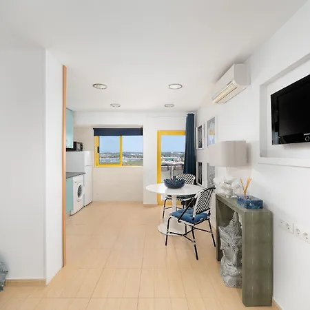 Bright Apt Marina View Steps To Beach Апартаменты *